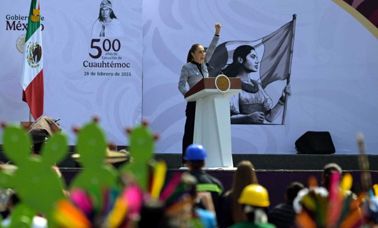 قبعات بيضاء أمام الشرطة المكسيكية في إشارة إلى كارلوس مانزو