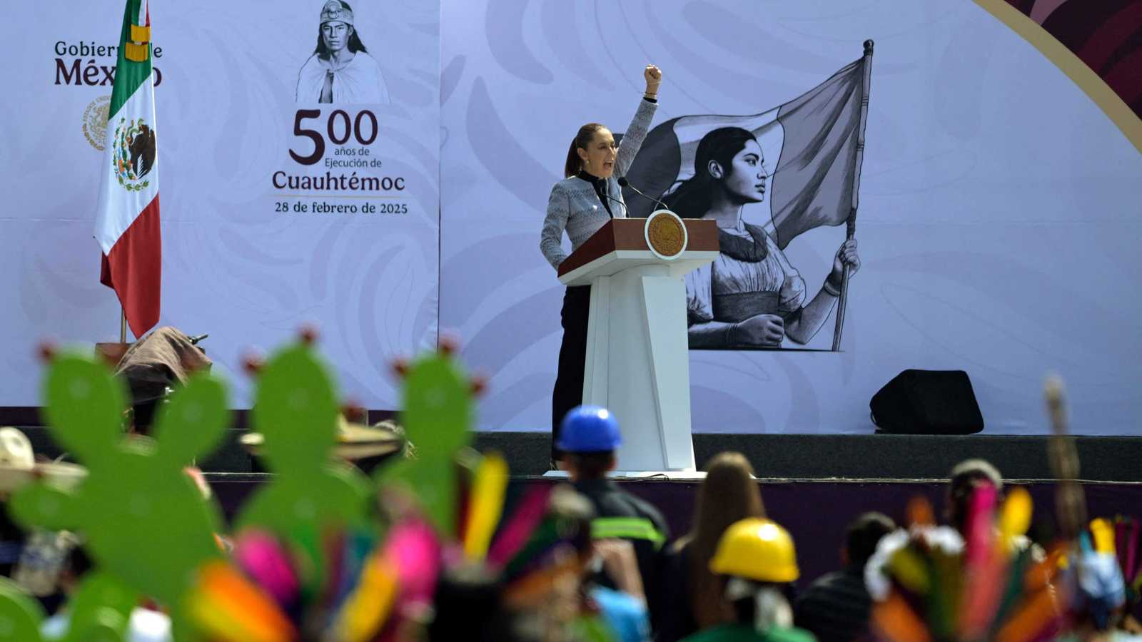 قبعات بيضاء أمام الشرطة المكسيكية في إشارة إلى كارلوس مانزو