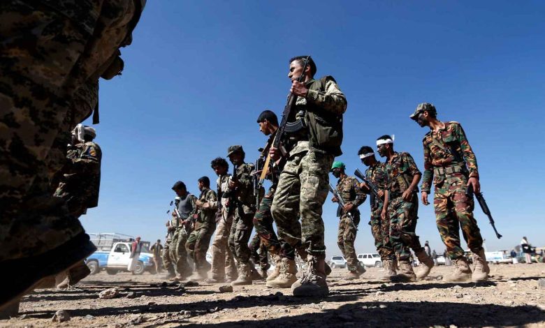 الحوثيون في مأزق.. عقوبات وسخط شعبي بسبب تهديد الملاحة الدولية