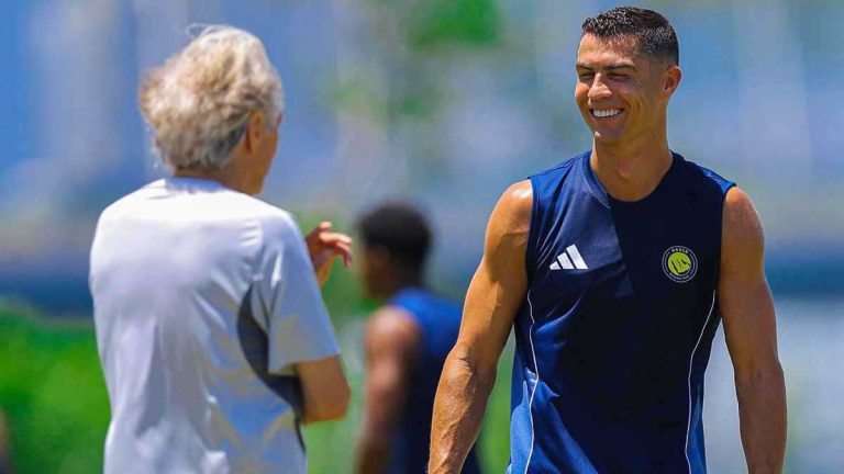 بسبب هذا اللاعب.. أسطورة ليفربول يطالب بإقالة سلوت (فيديو)