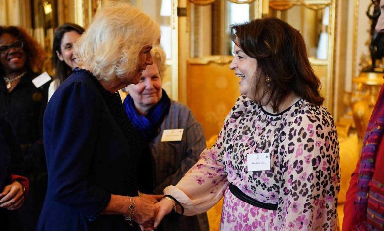 انتقادات للملكة كاميلا بعد تعليقها على وزن ممثلة