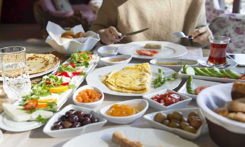 كيم كارداشيان تكشف سبب ارتدائها مجوهرات مليونية خلال محاكمة سارقيها