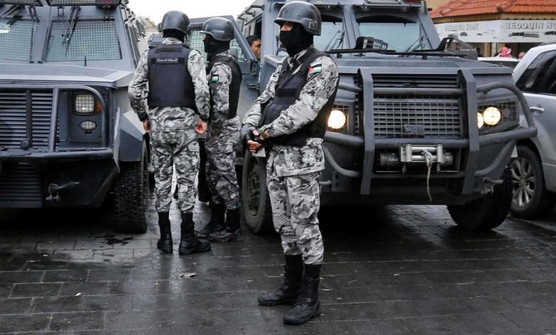 4 إصابات إثر مداهمة للأمن في مدينة الرمثا شمال الأردن (فيديو)