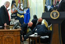 شاب يتحدى إعاقته ويصبح مصدر إلهام للمسافرين (فيديو)