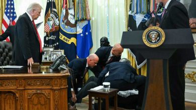 شاب يتحدى إعاقته ويصبح مصدر إلهام للمسافرين (فيديو)