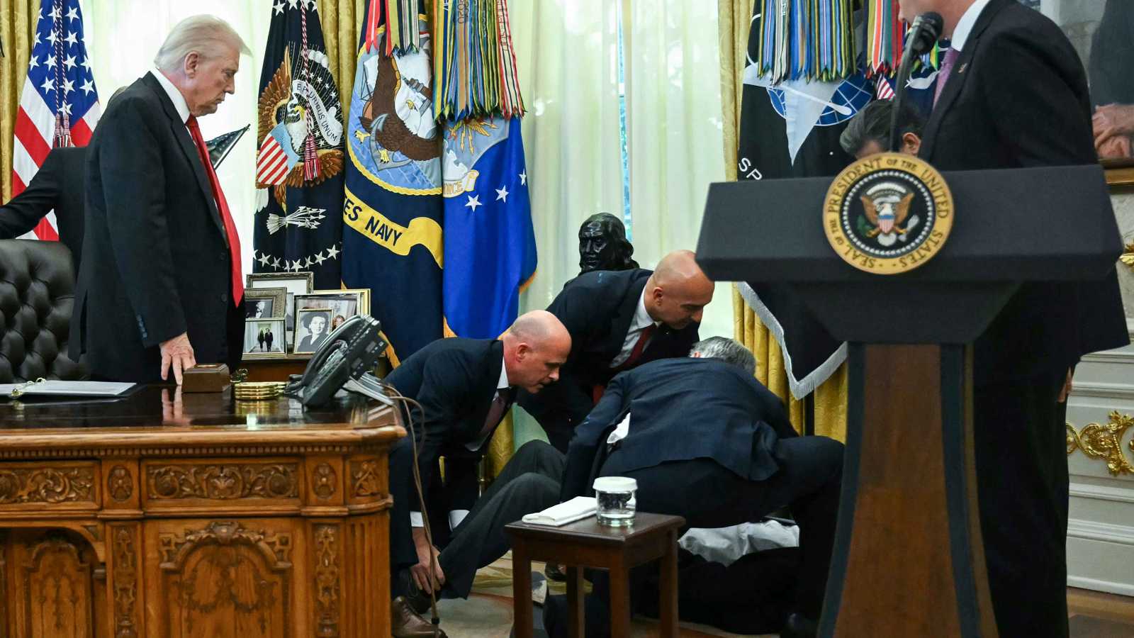 شاب يتحدى إعاقته ويصبح مصدر إلهام للمسافرين (فيديو)