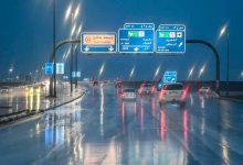 نجاة رجل بأعجوبة بعد زحفه تحت قطار بضائع (فيديو)