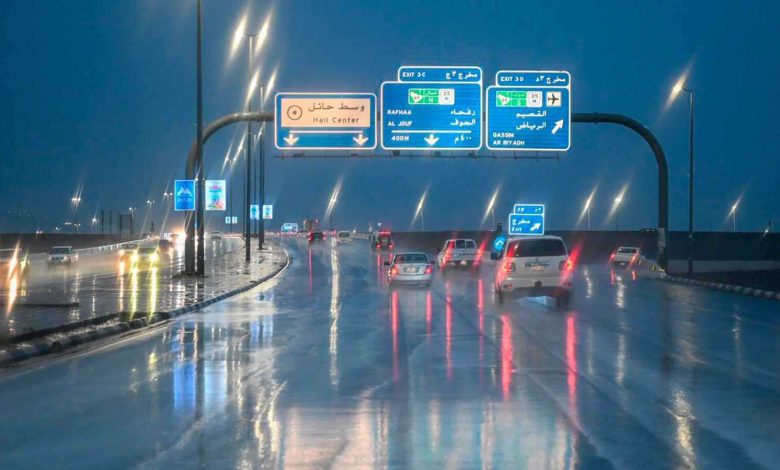 نجاة رجل بأعجوبة بعد زحفه تحت قطار بضائع (فيديو)