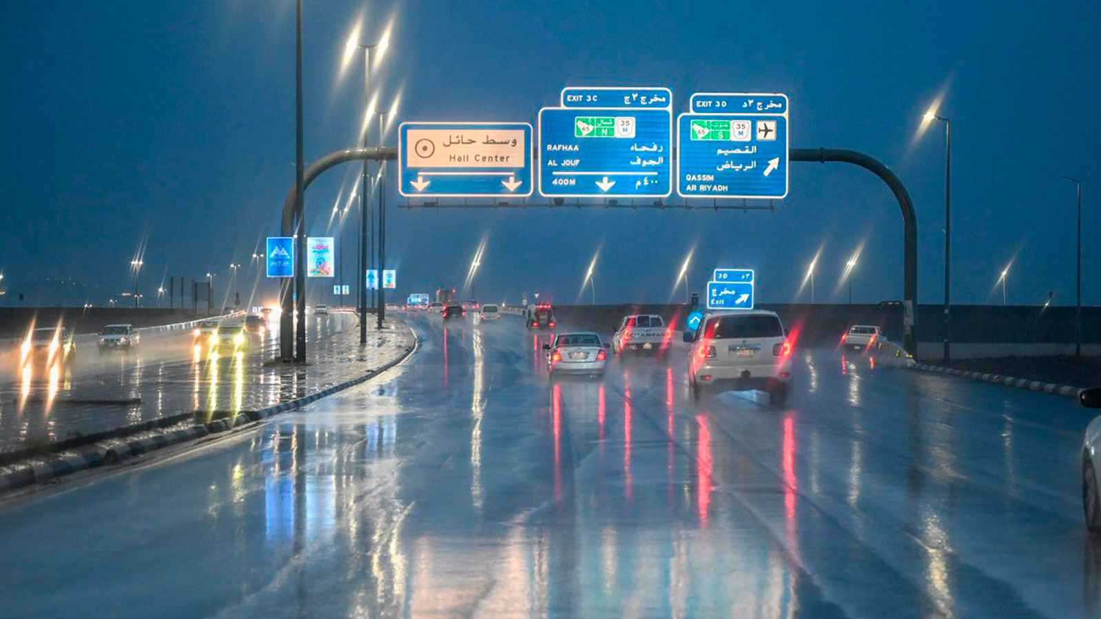 نجاة رجل بأعجوبة بعد زحفه تحت قطار بضائع (فيديو)