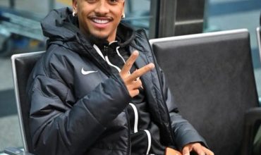 بعثة الزمالك تغادر القاهرة متجهة لجنوب إفريقيا لمواجهة كايزر تشيفز- صورة