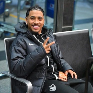 بعثة الزمالك تغادر القاهرة متجهة لجنوب إفريقيا لمواجهة كايزر تشيفز- صورة