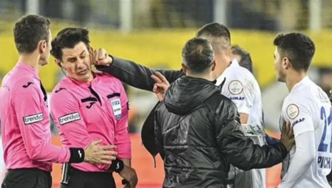 من هو خليل أوموت حكم مباراة الزمالك والأهلي في نهائي السوبر؟