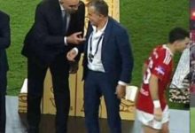 تصرف غير رياضي من زيزو مع هشام نصر بعد مباراة الزمالك والأهلي- فيديو