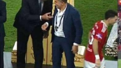 تصرف غير رياضي من زيزو مع هشام نصر بعد مباراة الزمالك والأهلي- فيديو