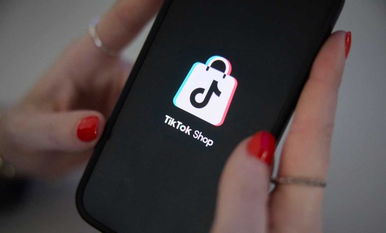 صديق الدمى.. تعاطف مع فنان تركي شهير تعرض لاعتداء مروّع (فيديو)