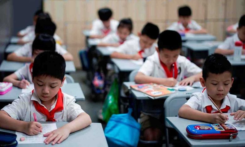 مراهقة تطعن صديقها بسبب عملية تجميل