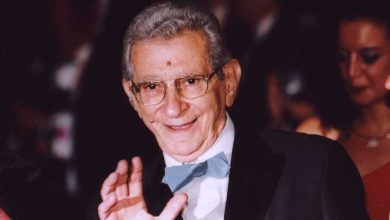 شاب يتحدى إعاقته ويصبح مصدر إلهام للمسافرين (فيديو)