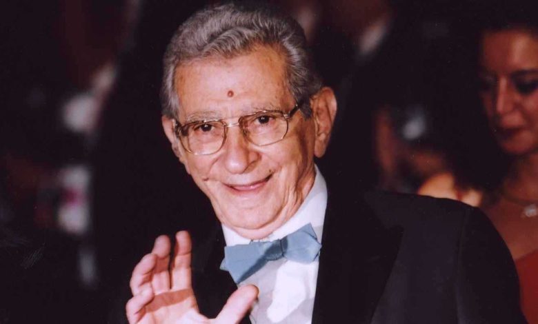 شاب يتحدى إعاقته ويصبح مصدر إلهام للمسافرين (فيديو)