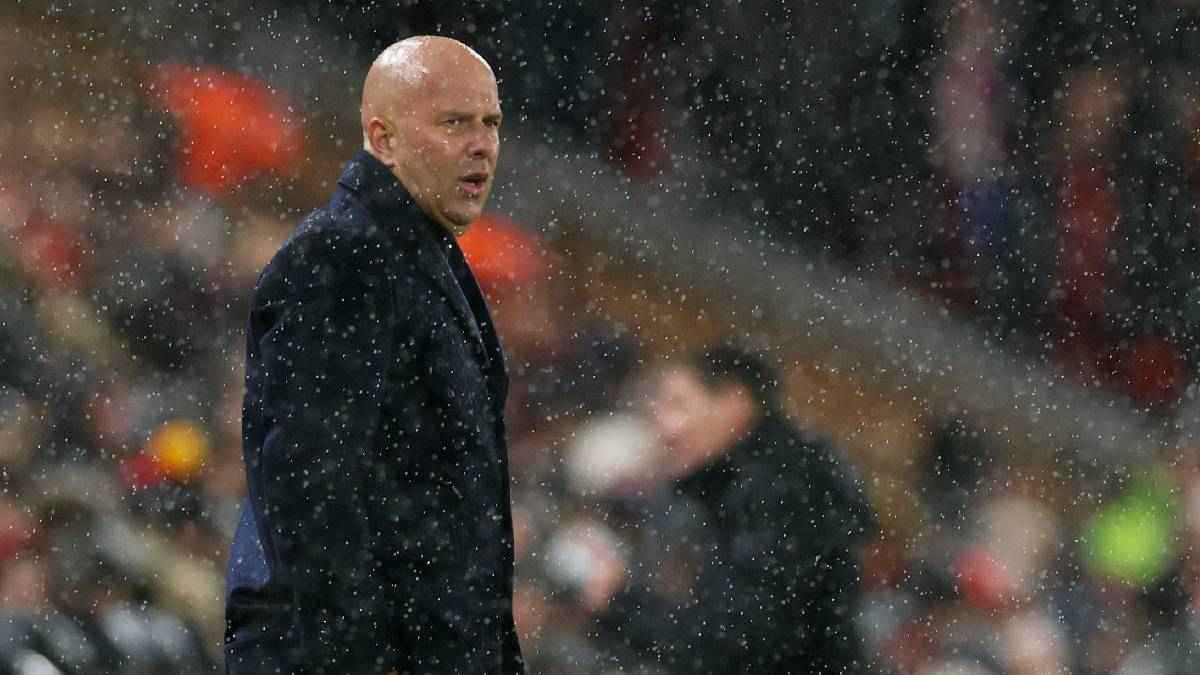 التداعيات ستكون كارثية.. أسطورة إنجلترا يحذر من