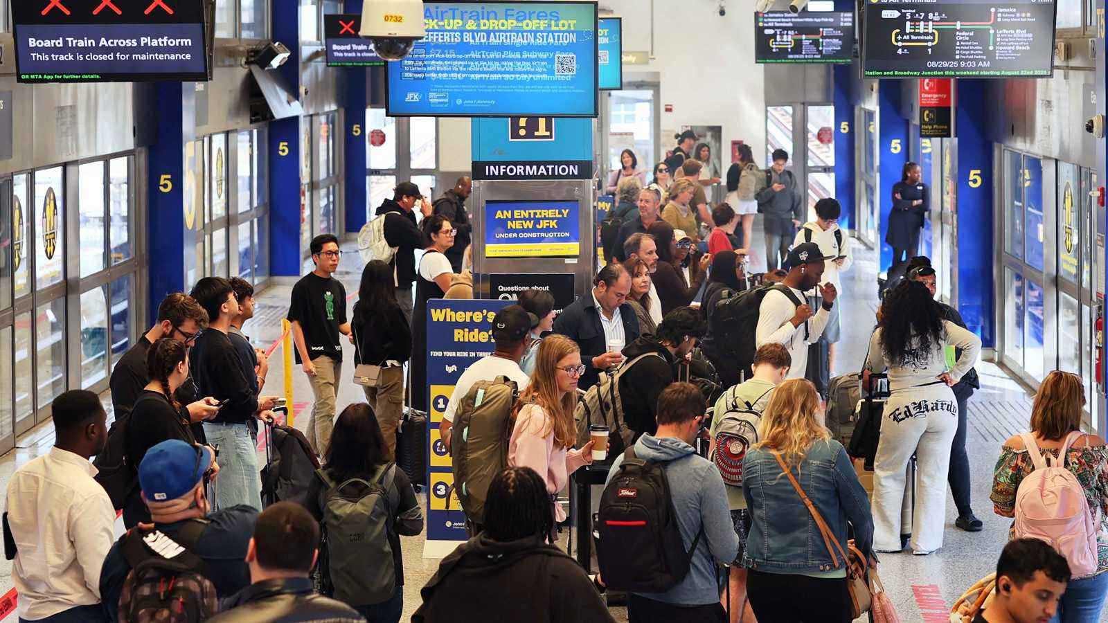 فوضى الإغلاق الحكومي تهدد 40 مطارًا أمريكيًا