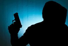 شاب يتحدى إعاقته ويصبح مصدر إلهام للمسافرين (فيديو)