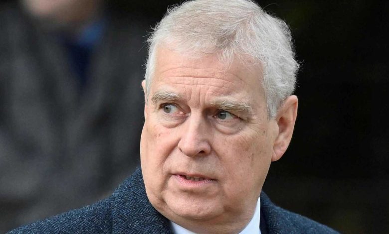 شاب يتحدى إعاقته ويصبح مصدر إلهام للمسافرين (فيديو)