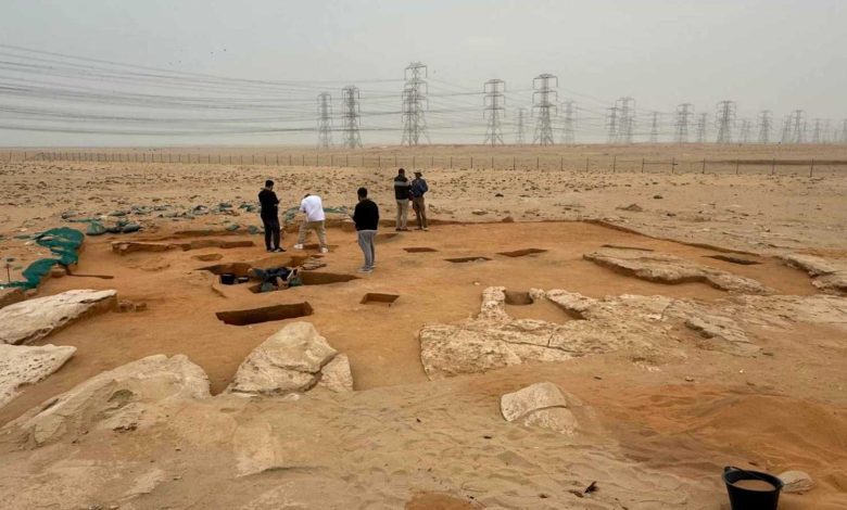 نجاة رجل بأعجوبة بعد زحفه تحت قطار بضائع (فيديو)