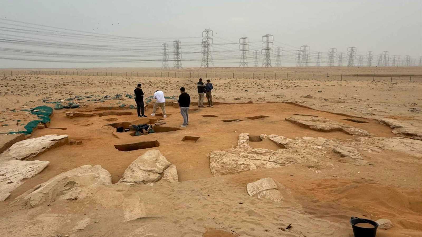 نجاة رجل بأعجوبة بعد زحفه تحت قطار بضائع (فيديو)