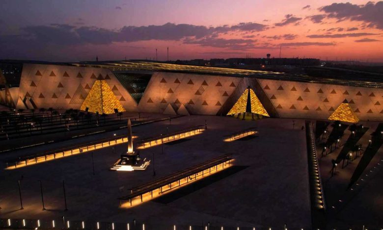 المتحف المصري الكبير يُعيد شيرين عبد الوهاب إلى الأضواء