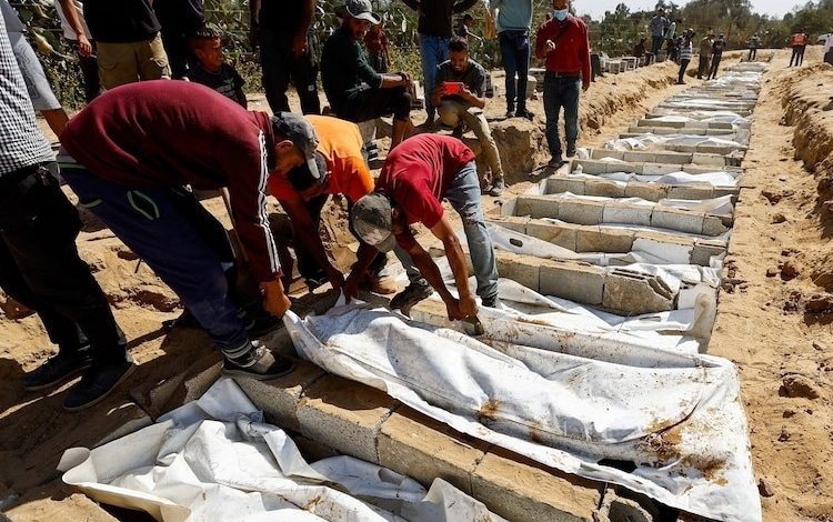 انتشال رفات ثلاثة شهداء من حي الأمل في خان يونس