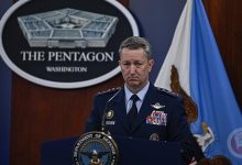 رئيس هيئة الأركان الأميركية يصل إسرائيل ويجري جولة جوية في سماء القطاع