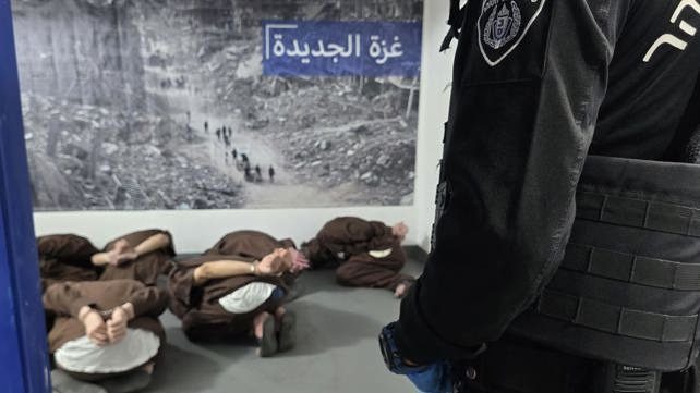 إسرائيل تحتجز عشرات الفلسطينيين في سجن تحت الأرض بلا ضوء أو طعام كافٍ