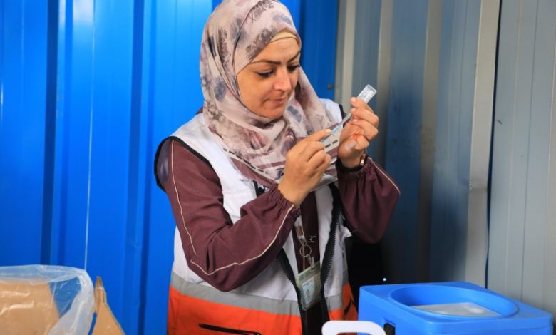 الهلال الأحمر يواصل رسالته الإنسانية.. حملة استدراكية لحماية أطفال غزة من الأمراض