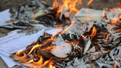 إتلاف أوراق ثبوتية مهربة من المناطق المنكوبة بالحوثي في عدن