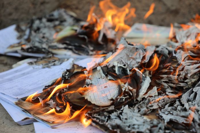 إتلاف أوراق ثبوتية مهربة من المناطق المنكوبة بالحوثي في عدن