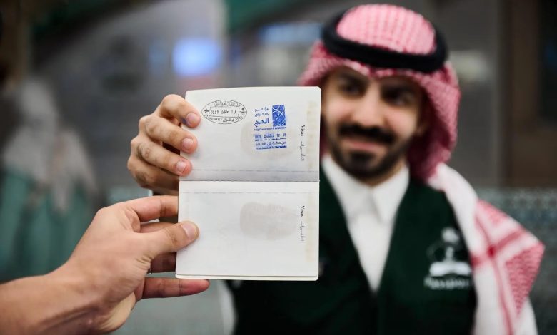 "الجوازات" تطلق ختمًا خاصًا بمؤتمر الحج والعمرة في مطار جدة