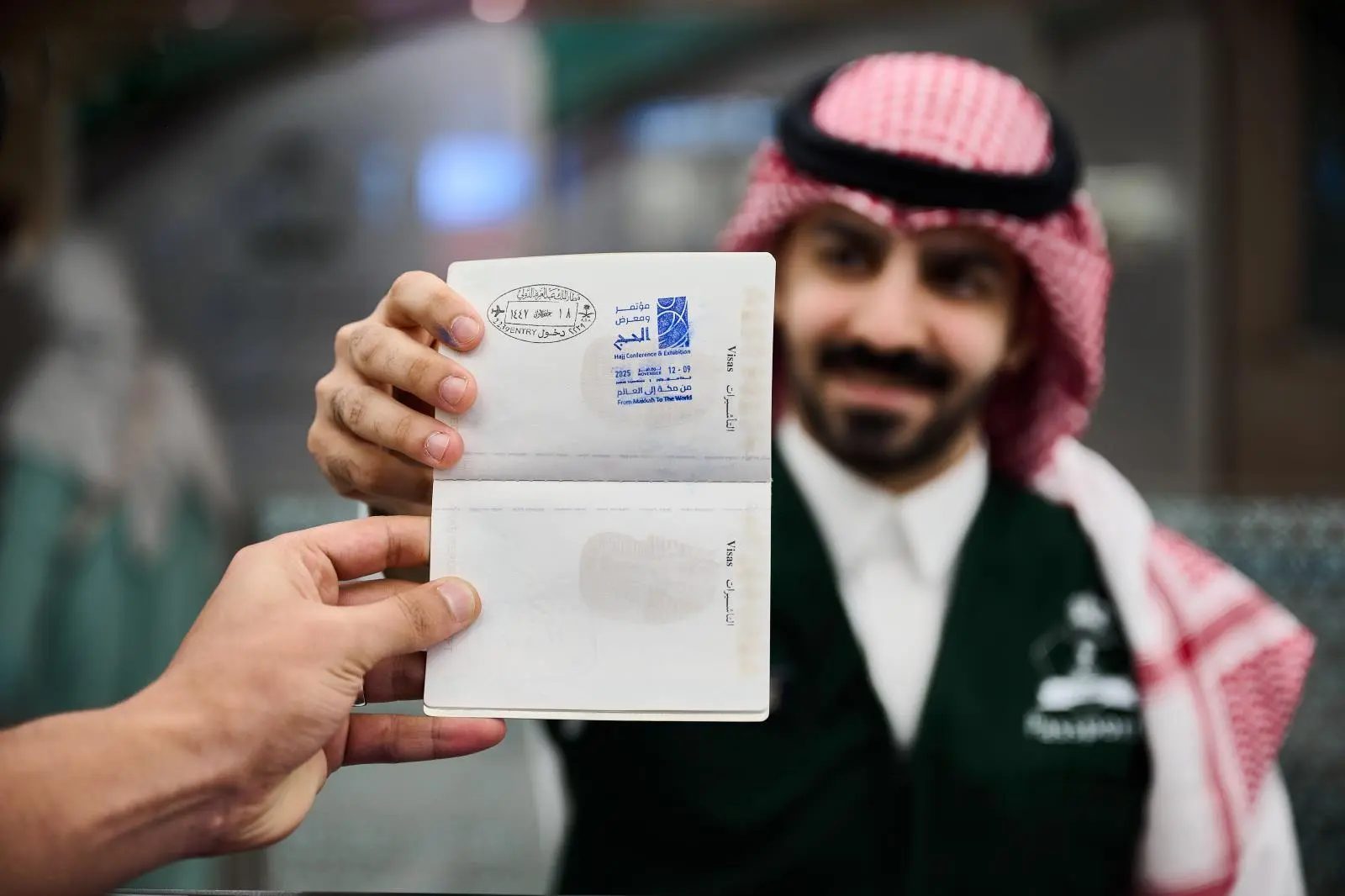 "الجوازات" تطلق ختمًا خاصًا بمؤتمر الحج والعمرة في مطار جدة