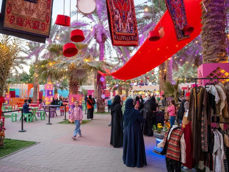 الدبكة والأزياء الشامية تخطف الأنظار في يومها الثاني بـ"انسجام عالمي"