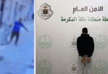 القبض على شخص يعتدي على آخر ويضايق المارة في جدة