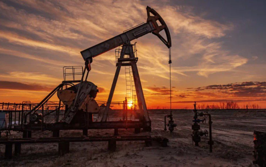 النفط يتجه لتسجيل ثاني خسارة أسبوعية