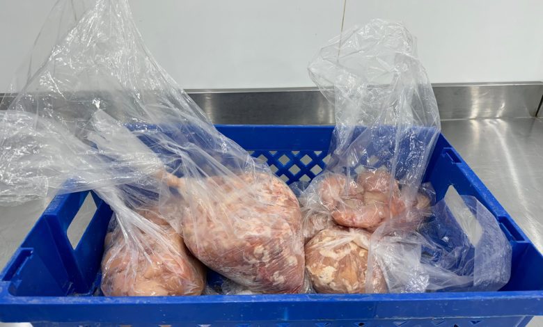 بلدية الخرج تضبط استراحة مخالِفة لإنتاج وبيع الدواجن في بيئة غير صحية