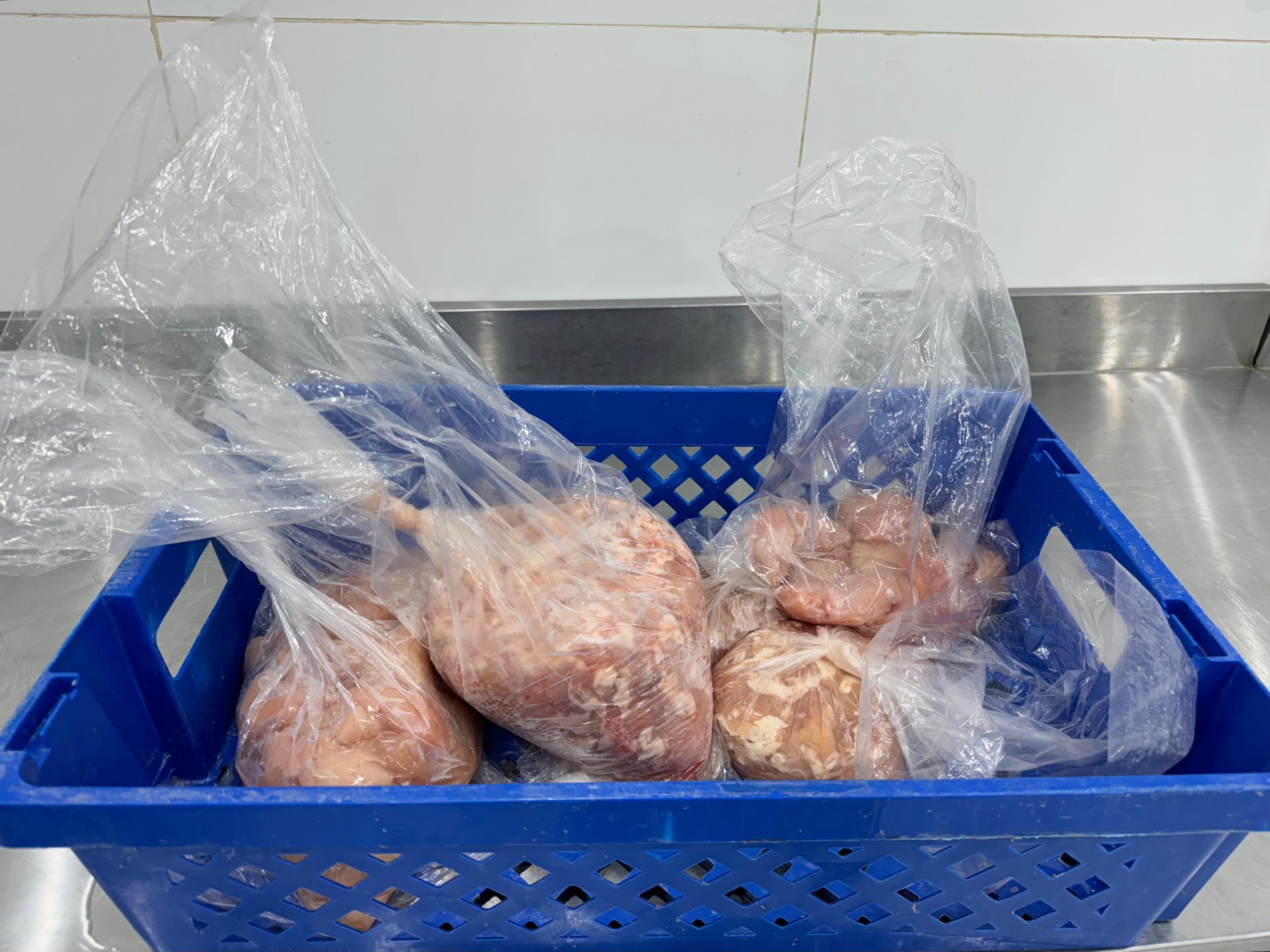 بلدية الخرج تضبط استراحة مخالِفة لإنتاج وبيع الدواجن في بيئة غير صحية