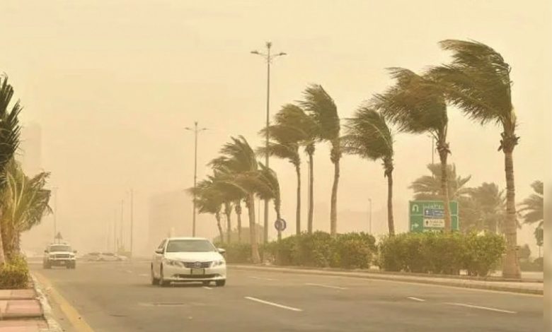 رياح نشطة مثيرة للأتربة والغبار على أغلب الأنحاء