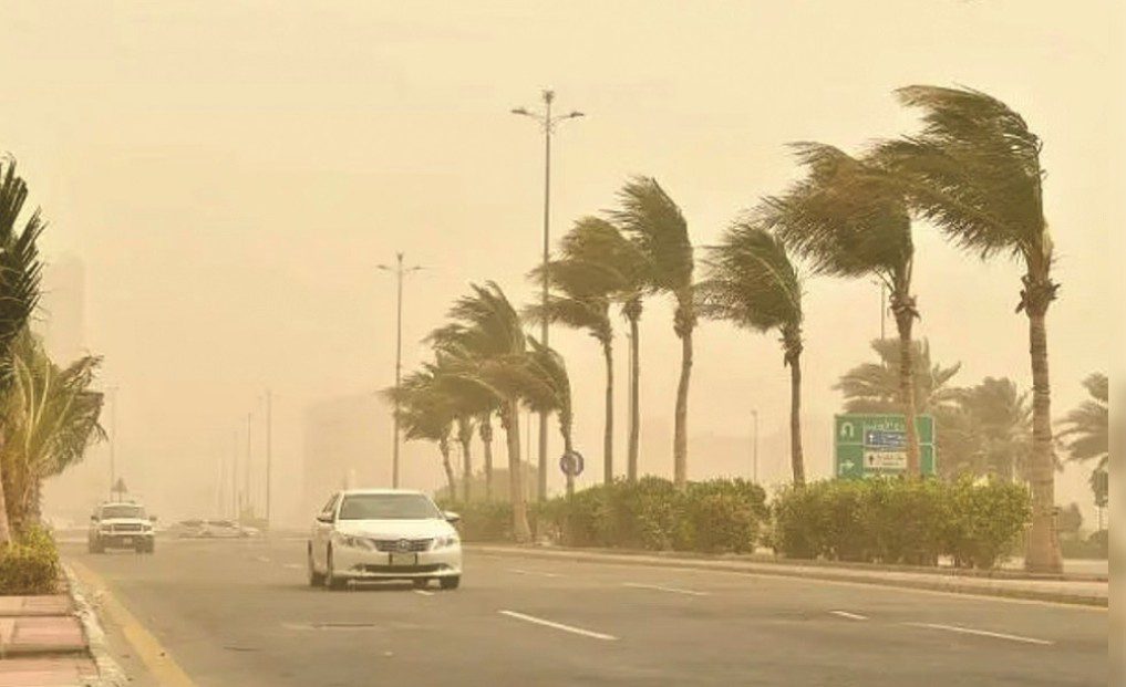 رياح نشطة مثيرة للأتربة والغبار على أغلب الأنحاء