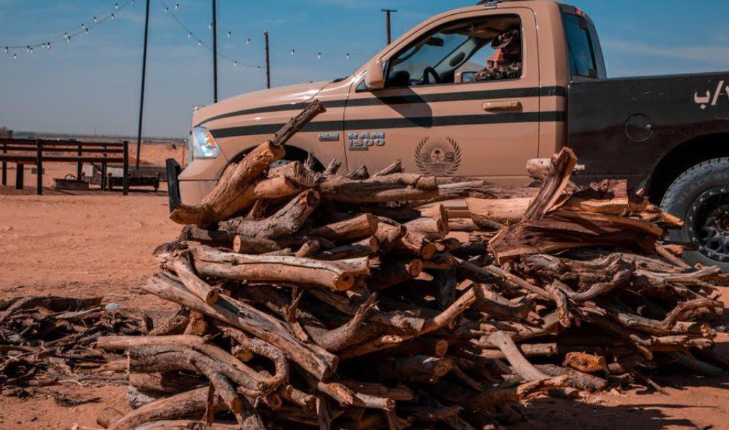 ضبط مخالف لنظام البيئة لنقله حطبًا محليًا في عسير