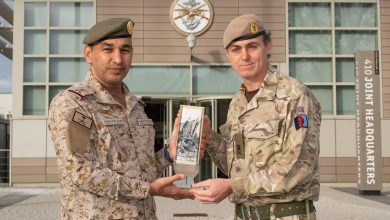 قائد القوات المشتركة يبحث تعزيز التعاون مع نظيره البريطاني