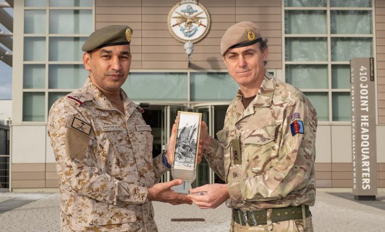 قائد القوات المشتركة يبحث تعزيز التعاون مع نظيره البريطاني