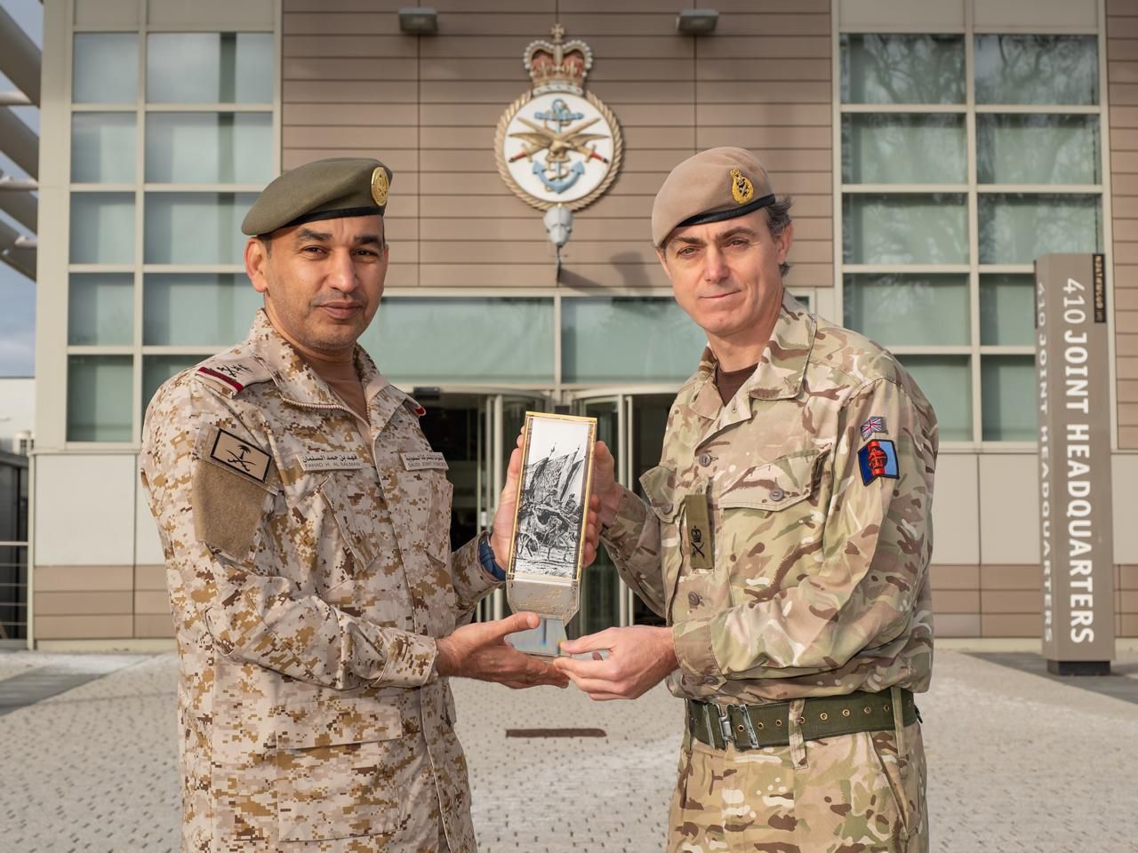 قائد القوات المشتركة يبحث تعزيز التعاون مع نظيره البريطاني