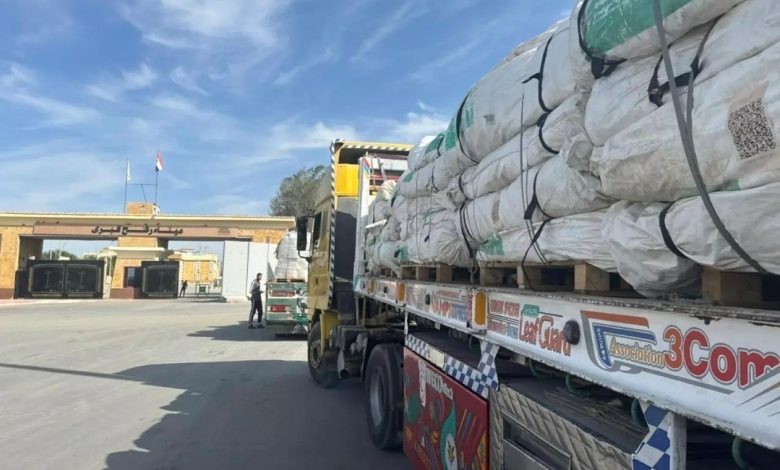 مساعدات إنسانية سعودية جديدة تعبر منفذ رفح متجهة إلى قطاع غزة