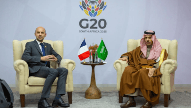 وزير الخارجية يبحث مع نظيره الفرنسي مستجدات الأحداث في المنطقة